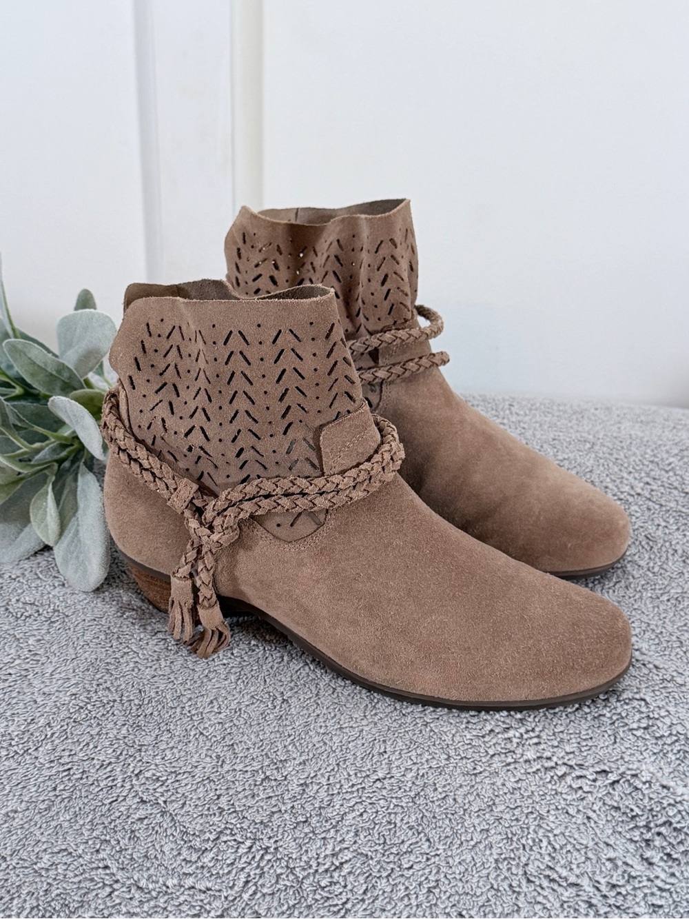 ABEO B.I.O.SYSTEM Womens 8 M Tan Suede Perforated Braided Straps Nicole Booties